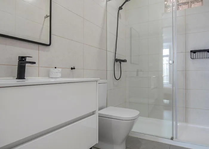 Apartman Vibrant Escape With Private Patio