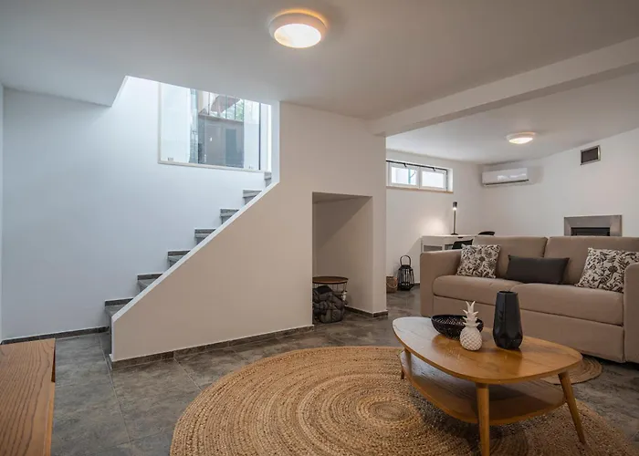 Apartman Vibrant Escape With Private Patio