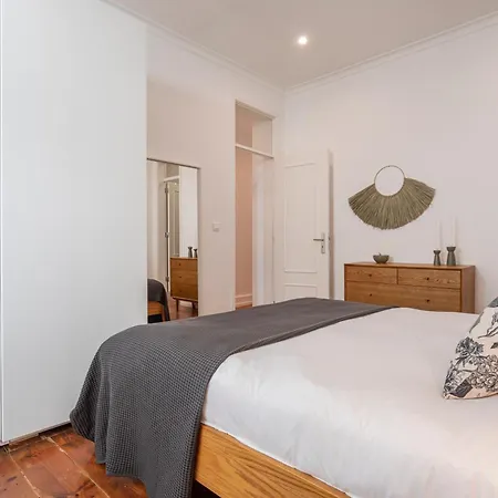 Vibrant Escape With Private Patio Appartement Lisboa