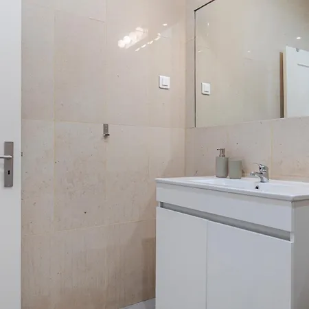 Vibrant Escape With Private Patio Lisboa