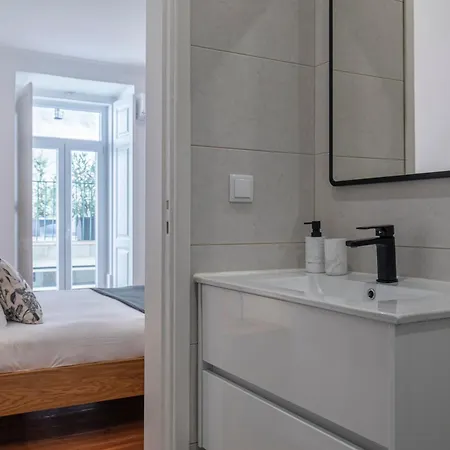 Vibrant Escape With Private Patio Appartement *