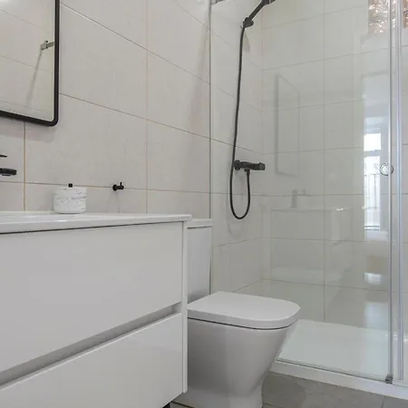 Appartement Vibrant Escape With Private Patio