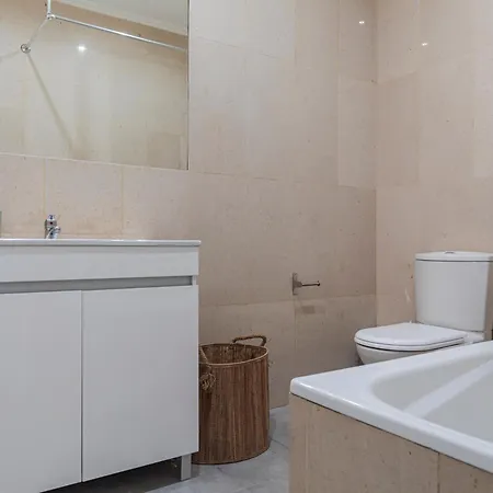 Vibrant Escape With Private Patio Appartement Lisboa