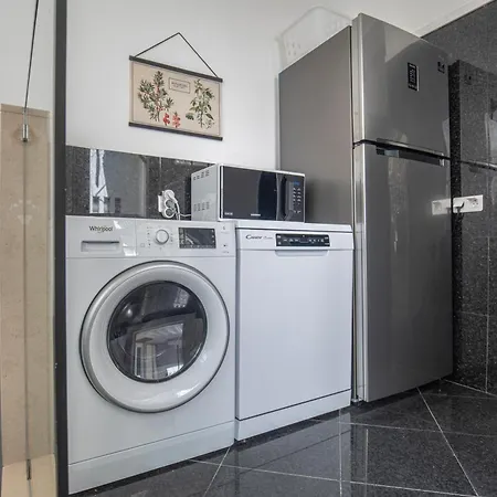 Vibrant Escape With Private Patio Appartement *