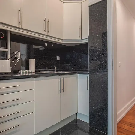 Vibrant Escape With Private Patio Lisboa