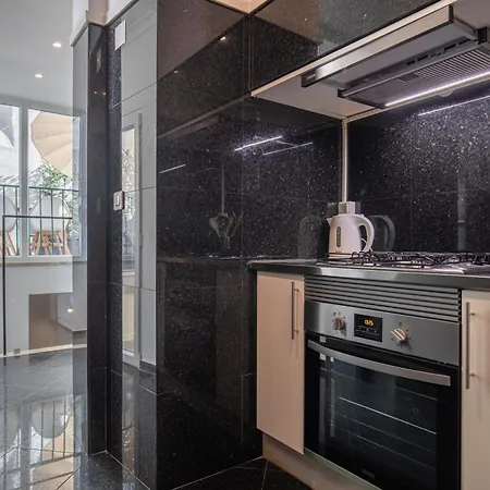 Appartement Vibrant Escape With Private Patio