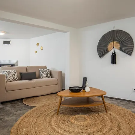 Appartement Vibrant Escape With Private Patio