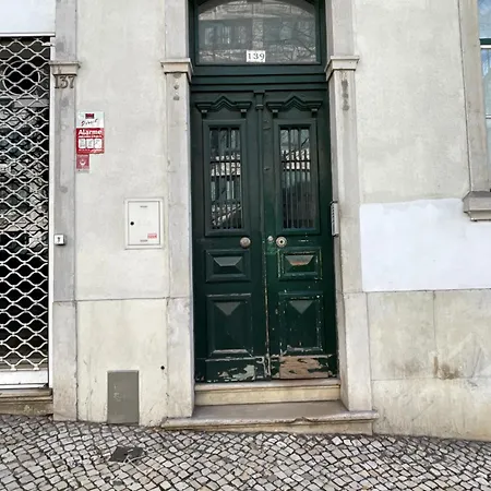 Vibrant Escape With Private Patio Appartement Lisboa