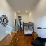 Vibrant Escape With Private Patio * Lissabon
