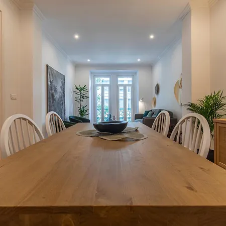 דירה Vibrant Escape With Private Patio