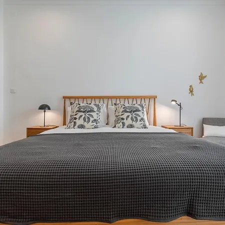 Vibrant Escape With Private Patio ליסבון