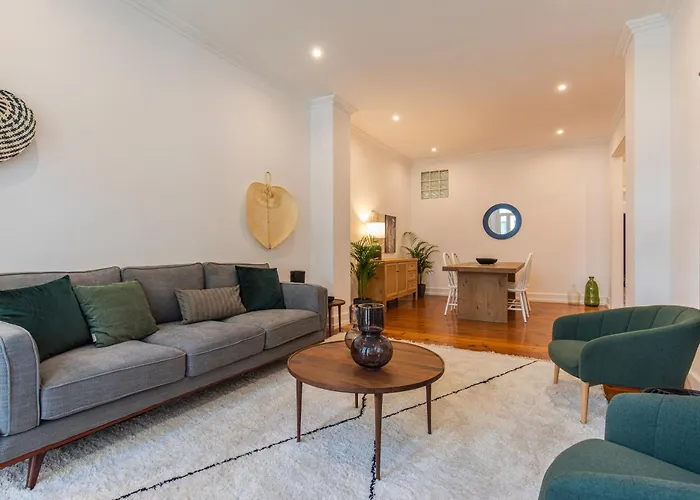 Vibrant Escape With Private Patio ליסבון