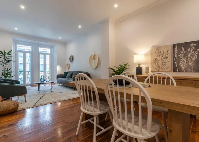 Vibrant Escape With Private Patio ליסבון