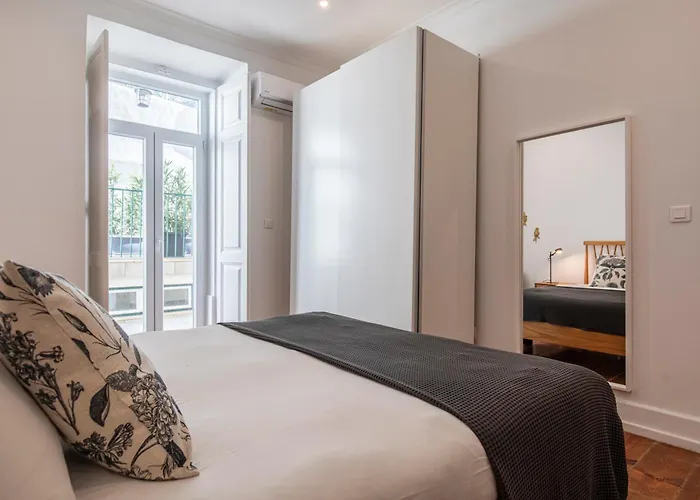 דירה Vibrant Escape With Private Patio *