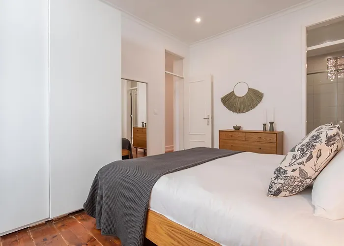 Vibrant Escape With Private Patio דירה ליסבון