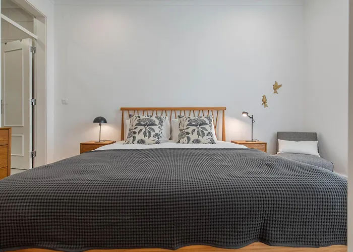 Vibrant Escape With Private Patio ליסבון