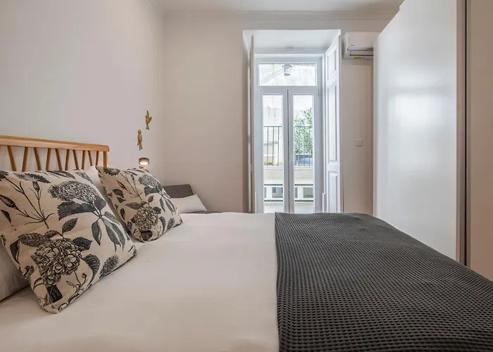 Vibrant Escape With Private Patio ליסבון