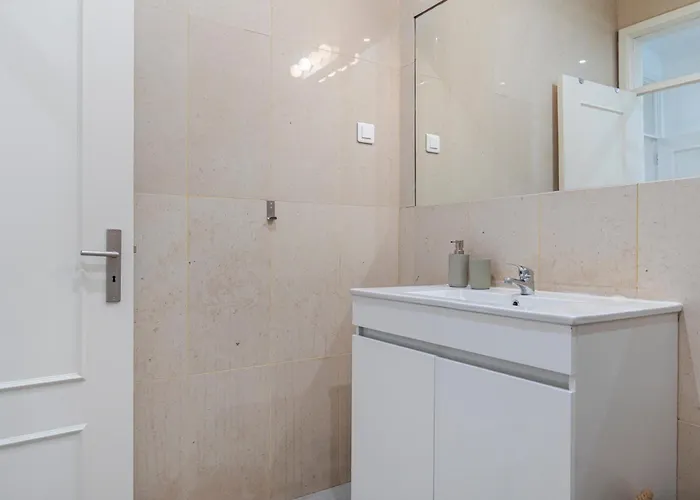 Vibrant Escape With Private Patio ליסבון