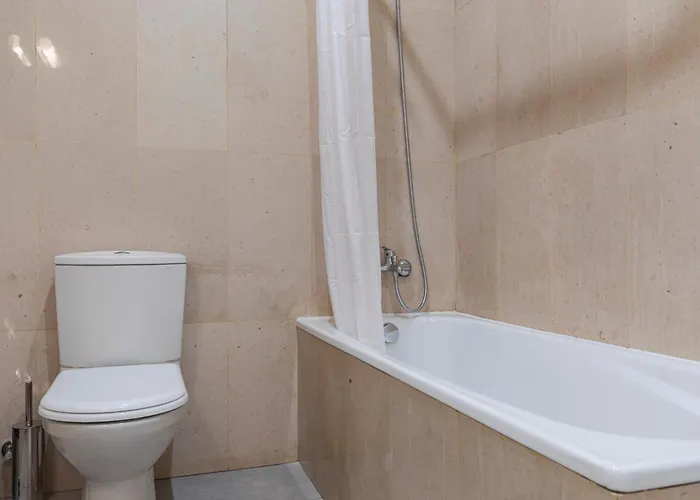 דירה Vibrant Escape With Private Patio *