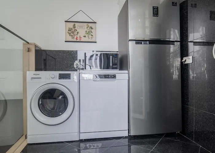 דירה Vibrant Escape With Private Patio *