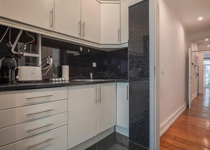 Vibrant Escape With Private Patio ליסבון