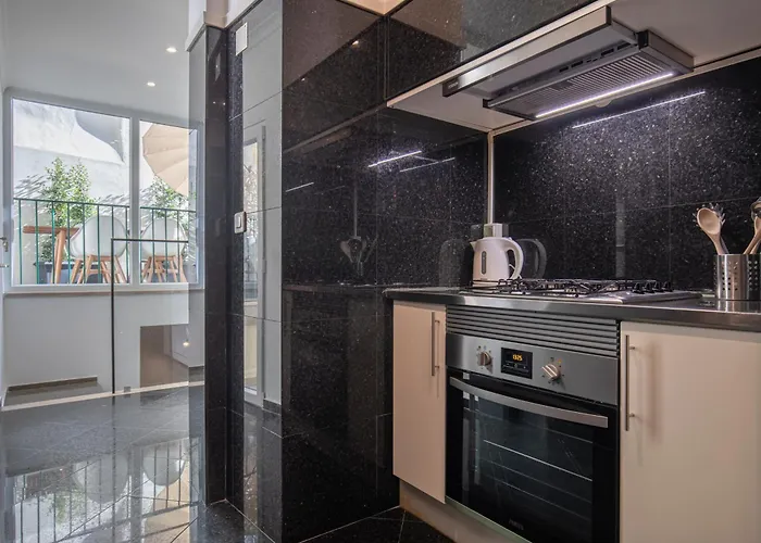 דירה Vibrant Escape With Private Patio