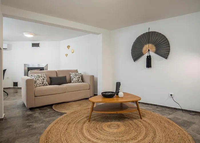 דירה Vibrant Escape With Private Patio