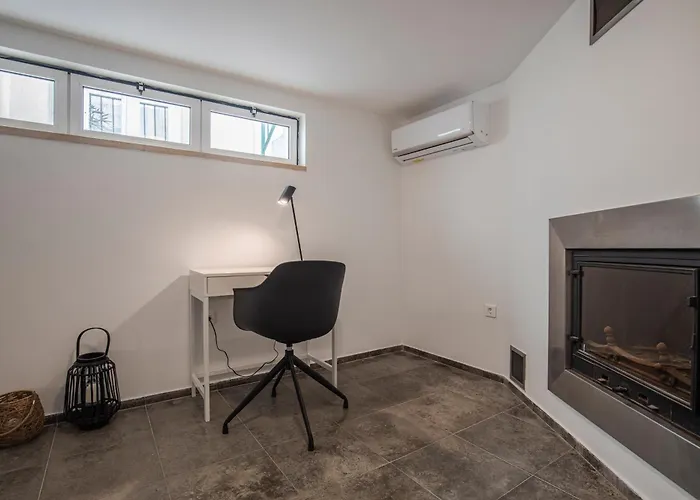 Vibrant Escape With Private Patio * ליסבון