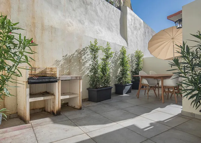 דירה Vibrant Escape With Private Patio