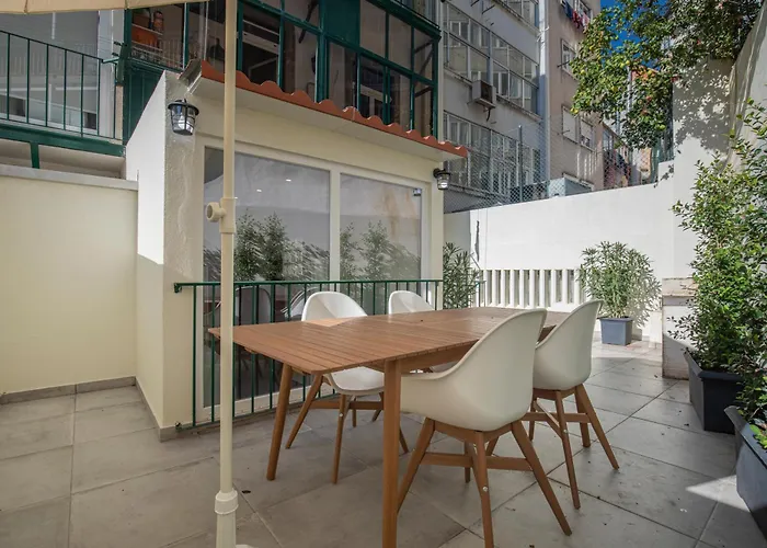 Vibrant Escape With Private Patio Apartmán