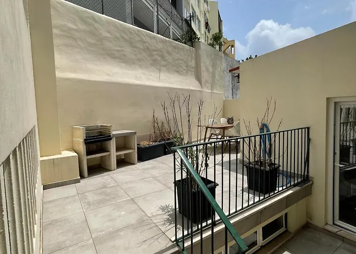 Vibrant Escape With Private Patio * ליסבון