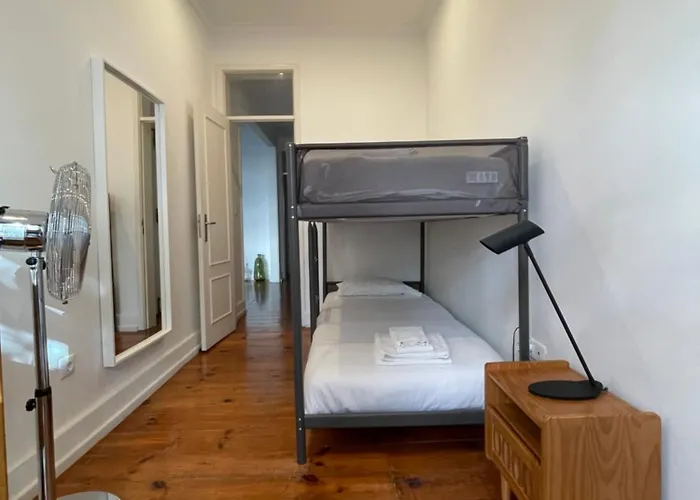 Vibrant Escape With Private Patio * ליסבון