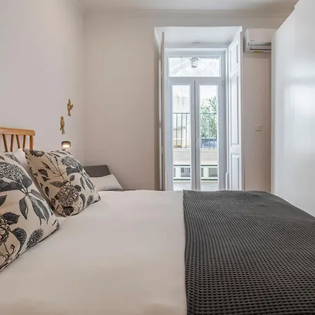 Vibrant Escape With Private Patio Lisboa