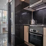 アパート Vibrant Escape With Private Patio