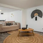 アパート Vibrant Escape With Private Patio