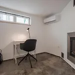 Vibrant Escape With Private Patio * リスボン