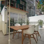 Vibrant Escape With Private Patio アパート