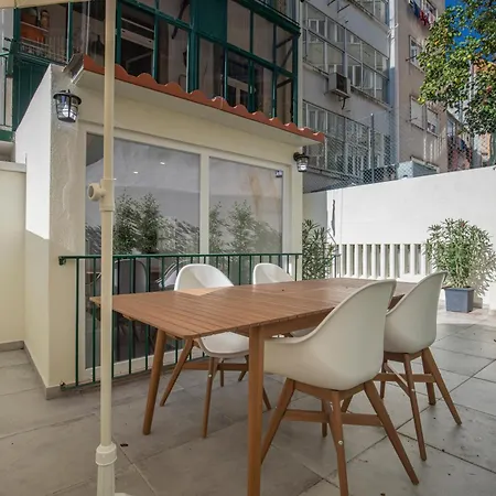 Vibrant Escape With Private Patio Apartmán